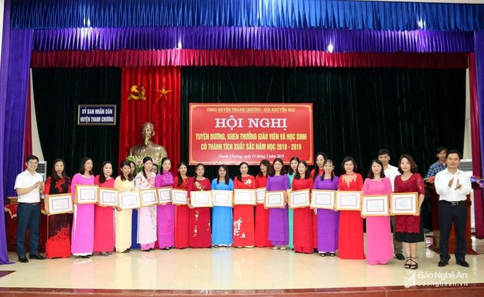 Huyện Thanh Chương tuyên dương các giáo viên có thành tích cao trong năm học 2018 - 2019. Ảnh: HT