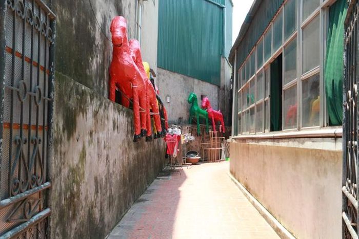 Ngay từ cổng làng, đã dày đặc những hộ gia đình sản xuất ngựa cúng tế.
