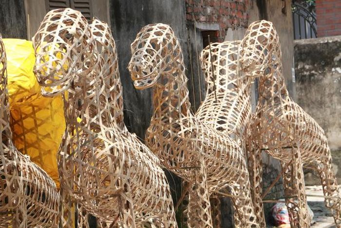 Các sản phẩm vàng mã ở Phúc Am chủ yếu là tượng pháp, tháp bảo đài, ngựa, voi, mũ áo... làm từ tre nứa, giấy.