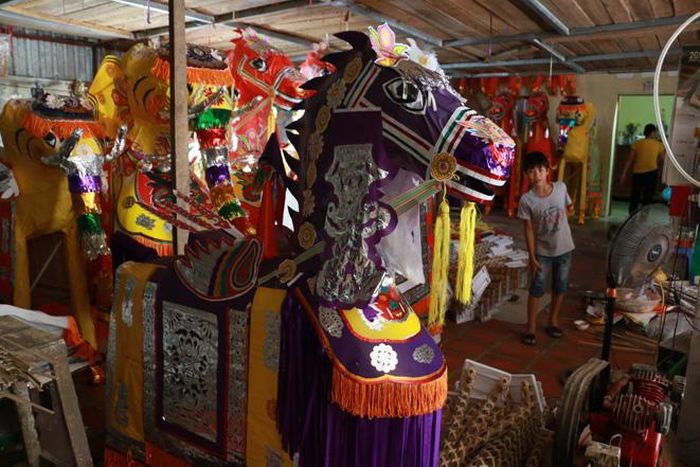 Người dân làng Phúc Am chia sẻ, những năm gần đây, việc sản xuất sản phẩm vàng mã “khủng” với kích thước lớn có chiều hướng giảm.