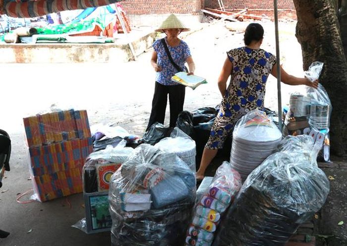 Tại cơ sở buôn bán hàng mã của bà Nguyễn Thị Gái, khách năm nay thưa thớt hơn mọi năm. Không còn cảnh ô tô nườm nượp về làng để vận chuyển những đồ dùng cho những người ở cõi âm như trước đây.