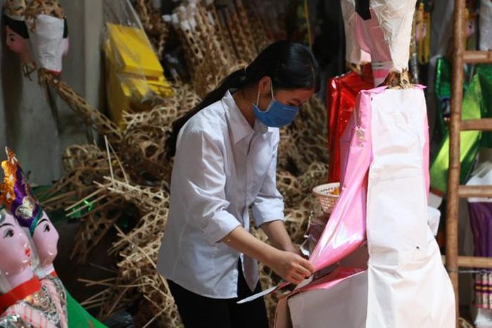 “Trung ương Giáo hội Phật giáo Việt Nam đã đề nghị các phật tử không đốt vàng, mã tại các chùa, bởi đây là điều không có trong kinh sách nhà Phật. Chính quyền cũng khuyến khích người dân hạn chế đốt vàng mã, bài trừ các tệ nạn mê tín dị đoan. Do đó, số lượng sản xuất của làng cũng giảm, trước đây cứ mỗi dịp Rằm tháng 7 xưởng nhà tôi phải huy động 15 - 20 nhân công, nhưng giờ số người làm chỉ còn một nửa”, chị Nguyễn Thị Hòa - một người dân làng nghề, chia sẻ.
