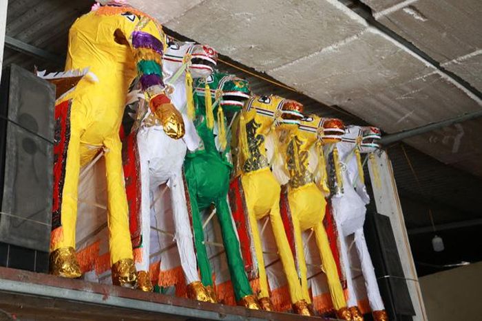 Hiện nay, sản xuất hàng vàng mã đã sử dụng máy móc nên người làm không mất nhiều thời gian.