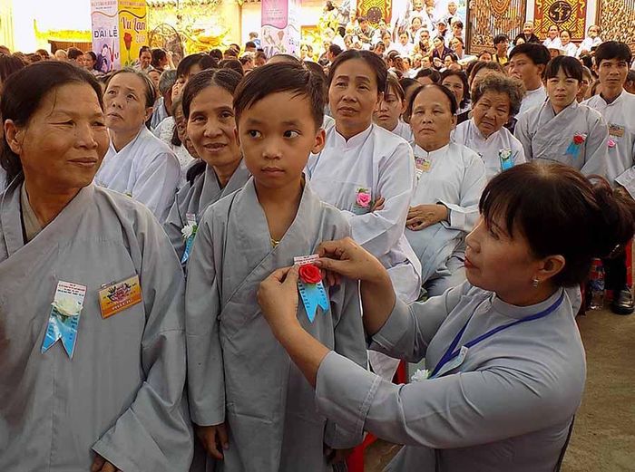Nghi thức cài hoa hồng trong Đại lễ Vu lan. Ảnh: T.N