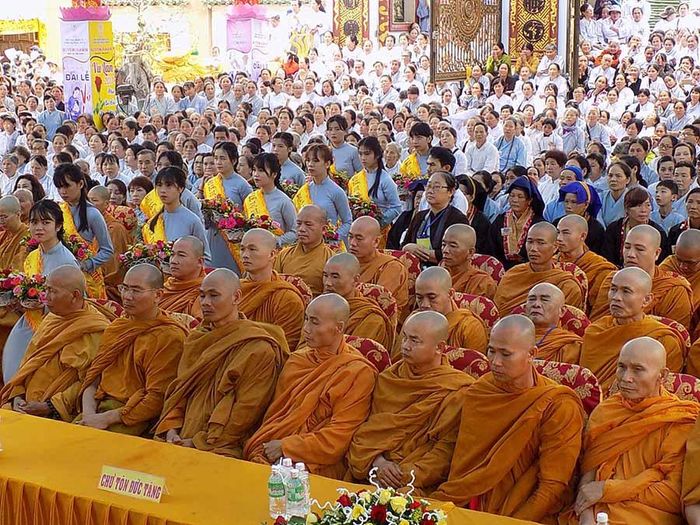 Tăng ni và phật tử trong Đại Lễ Vu lan. Ảnh: T.N