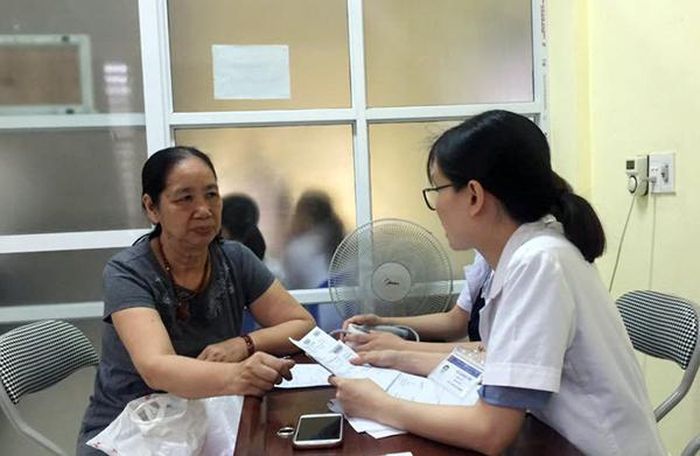 Người dân được khám sàng lọc phát hiện các bệnh lý xương khớp.