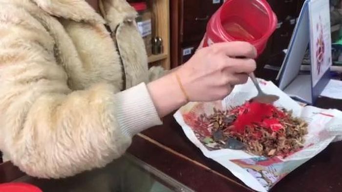 Thuốc xông anh T mua tại tiệm thuốc bắc về đốt xông nhà