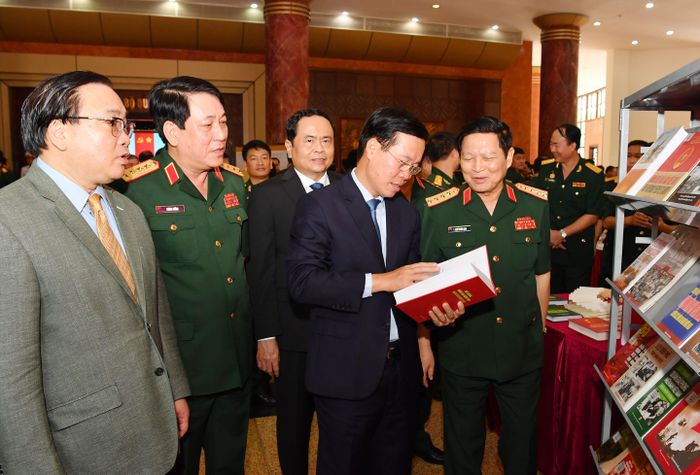 Các đại biểu tham quan gian trưng bày tại Hội nghị.
