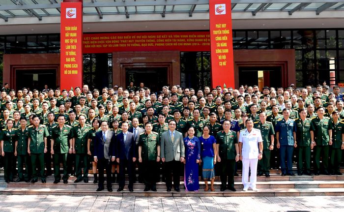 Các đại biểu chụp ảnh lưu niệm tại Hội nghị.