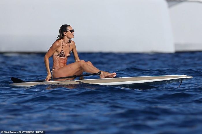 Diện áo tắm nhỏ xíu, Doutzen khoe vóc dáng siêu mẫu không chút mỡ thừa. Trải qua 2 lần sinh nở nhưng Doutzen vẫn thon thả, thậm chí sở hữu cơ bụng 6 múi rắn chắc khi đi chèo thuyền. Chân dài 34 tuổi hoạt động trong nhóm “thiên thần nội y” của Victoria's Secret từ năm 2008 đến 2014 và là một trong những người mẫu được trả lương cao nhất thế giới. 