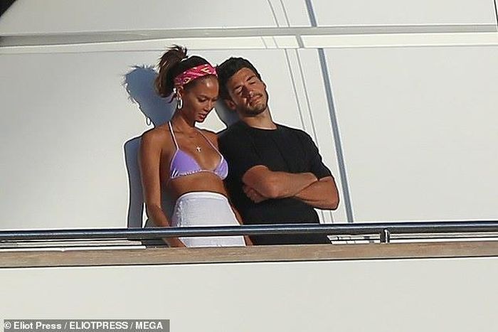 Ở một góc trên du thuyền, chân dài Joan Smalls đứng tâm sự với một người bạn. Cô gia nhập Victoria's Secret từ năm 2010 và cũng từng lọt vào danh sách những siêu mẫu được trả lương cao nhất thế giới. 