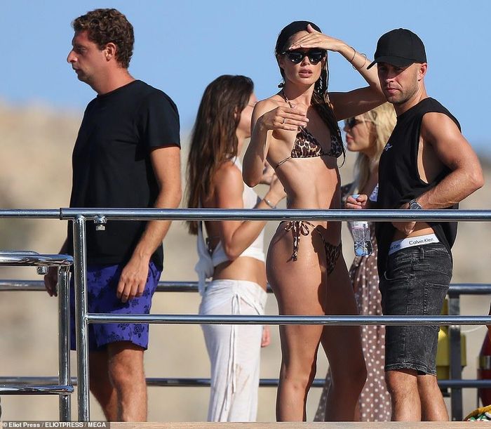 Bí quyết của Doutzen Kroes là uống nước rau củ xanh mỗi sáng và tập những bài tập đốt mỡ, tăng cơ. Lịch tập của Doutzen bao gồm cả những bài khó như đẩy tạ, boxing, sau cùng cô giãn cơ bằng yoga và múa ba lê. Đầu năm nay, Doutzen chia sẻ cô bắt đầu cảm thấy làn da lão hóa.