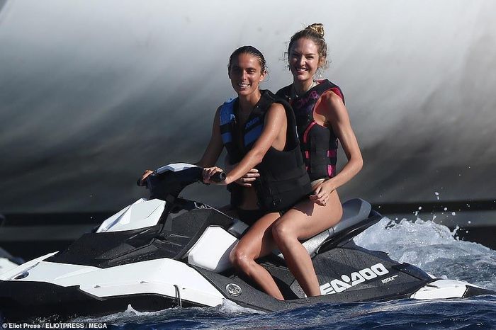 Trong khi đó, Candice Swanepoel cưỡi ca nô lướt sóng cùng một người bạn. Chân dài người Nam Phi cũng nổi tiếng với vóc dáng gợi cảm, ngay cả khi mang bầu và sinh con trong 2 năm liên tiếp 2016 và 2018. Candice chia tay bạn trai là người mẫu Brazil Hermann Nicoli cách đây không lâu, hiện cô vẫn là mẹ đơn thân. 