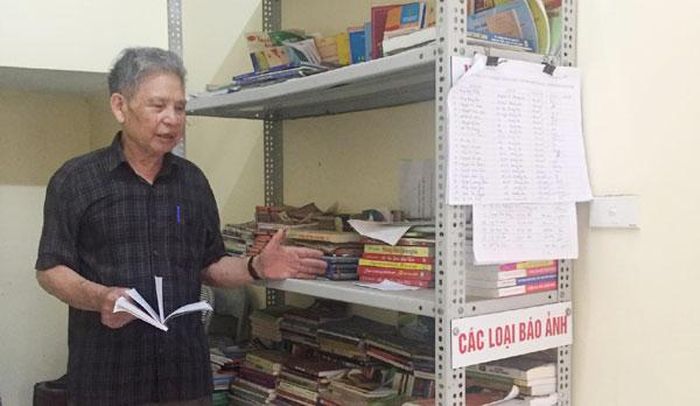 Ông Phùng Huy Đan giới thiệu tủ sách tuyên truyền pháp luật tại Nhà sinh hoạt cộng đồng Cụm dân cư số 5. Ảnh: Phương Đoàn