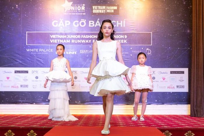 Các bé được làm quen với sàn diễn chuyên nghiệp