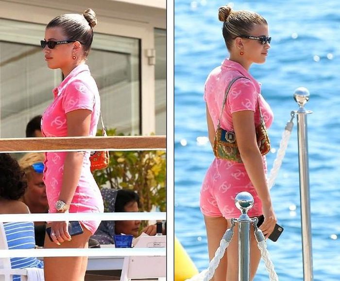Mỹ nhân 9x khoe đường cong gợi cảm với bộ bodysuit màu hồng Barbie của Chanel.