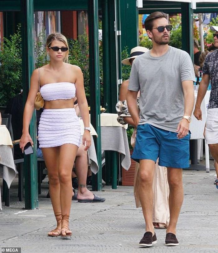 Cao chưa đến 1m70 nhưng body nuột nà tròn trịa của Sofia Richie lại quá nóng bỏng.