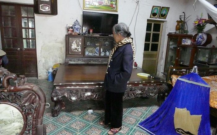 Chiếc sập bằng gỗ lim quý giá.