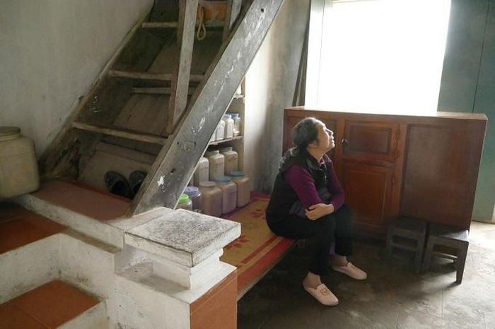 Ông Huy chia sẻ, căn nhà này vốn của cụ Chánh Hội, vì một số lý do, cụ Chánh Hội và cụ Nguyễn Ngọc Cừ (bố ông Huy) đổi nhà cho nhau. Cụ Cừ xuất thân là thầy lang, so với các gia đình cùng thời, gia đình cụ thuộc diện khá giả, sung túc. Ban đầu, căn nhà có tổng diện tích 78 m2, sau này cụ Cừ chia đôi cho hai người con trai, mỗi người 1 nửa.