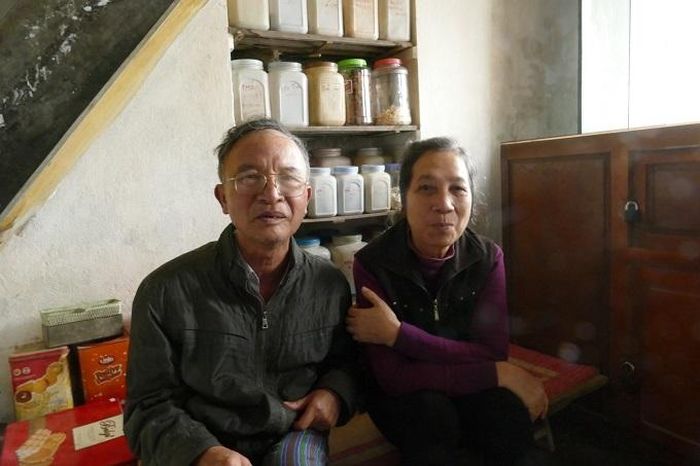 Ông Nguyễn Ngọc Huy (SN 1951) là chủ nhân của ngôi nhà cổ màu trắng khởi công năm 1933 mang hơi hướng kiến trúc Pháp. Đến giờ, ngôi nhà này vẫn giữ được nguyên bản như thời mới xây dựng.