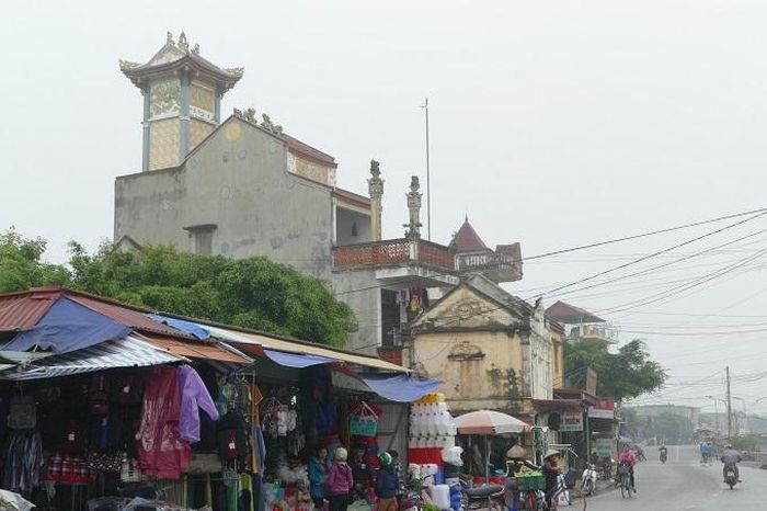 Theo anh Nguyễn Văn Chu, cán bộ văn hóa xã Hải Phú, (Hải Hậu, Nam Định) xã Hải Phú gồm 17 xóm, chia thành 3 thôn là Thượng Trại, Quỳnh Phương, Hồng Tiến. Số nhà cổ ở thôn Thượng Trại hiện nay không còn nhiều do người dân có nhu cầu sửa sang, xây mới để ở. Trong đó nổi bật nhất vẫn là nhà cổ của ông Nguyễn Ngọc Huy. Tuy nhiên, căn nhà này hiện đã được tách làm hai phục vụ nhu cầu sinh hoạt của gia đình, vì vậy nó không còn giữ được nguyên trạng như ban đầu.