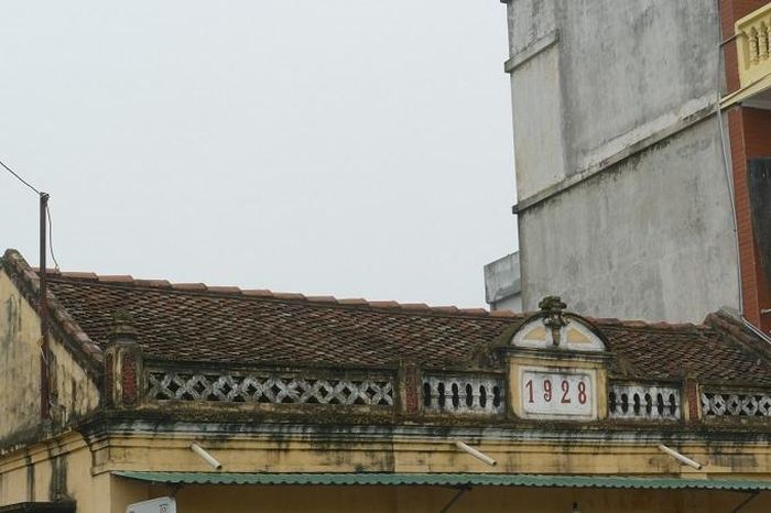 Lớp mái ngói thâm nâu, giúp căn nhà mát mẻ vào mùa hè và thoáng khí. Trên hiên nhà, gia chủ đề năm xây dựng là 1928. Anh Phong khẳng định, dù có điều kiện, anh không có ý định phá bỏ ngôi nhà. Vì anh muốn giữ kỷ niệm cho con cháu.