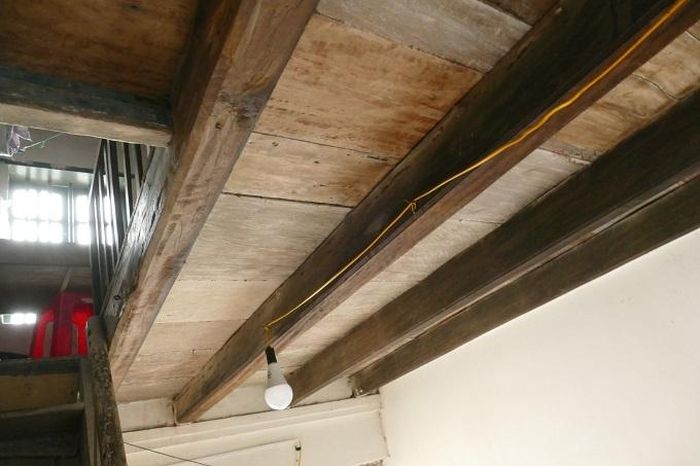 Lớp sàn gỗ tầng 2 chưa có dấu hiệu bị hư hại.
