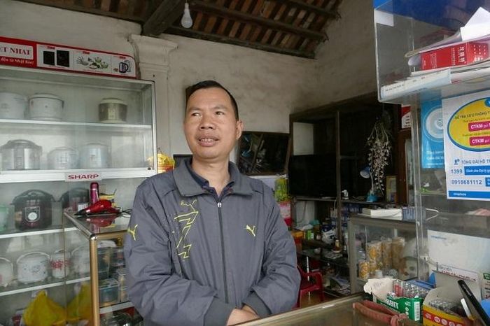 Anh Trần Tiến Phong (47 tuổi) người thừa kế ngôi nhà cho hay: 'Nhà này của ông nội tôi - cụ Trần Hữu Khái để lại, cụ là tiên chỉ của làng dưới thời vua Bảo Đại, gia cảnh vô cùng giàu có, trong nhà thường có 3,4 giúp việc. Theo người lớn trong nhà kể lại, tiên chỉ là người đứng đầu 1 làng, quản lý các hoạt động chung của 1 làng. Tổng diện tích nhà này khoảng 410m2, bao gồm 1 gian chính và hệ thống nhà ngang. Thời gian xây dựng khoảng 1 năm. Từ ngày xây dựng, căn nhà chưa phải sửa sang, chỉ duy nhất 1 lần lợp lại mái ngói'.
