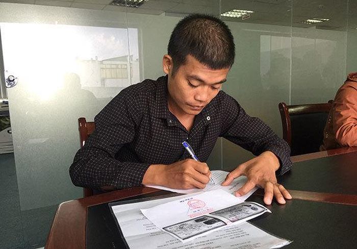 Cha bé Quân làm thủ tục nhận tiền bạn đọc ủng hộ.