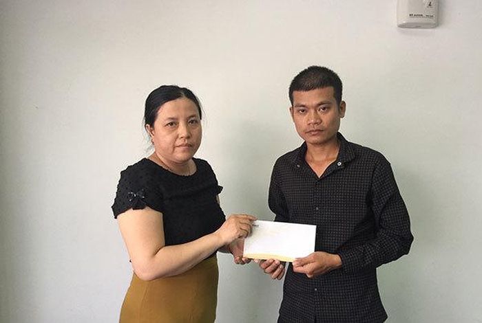 Đại diện Báo VietNamNet trao tiền cho cha bé Quân.