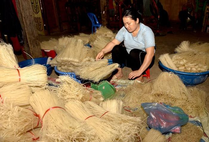 Chị Triệu Thị Lợi, thôn Phai Khằn, xã Đà Vị (Na Hang) đóng gói sản phẩm bún khô của gia đình.