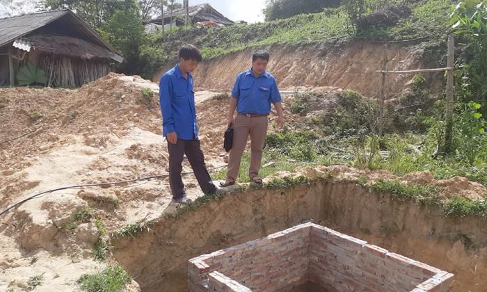 Bí thư Đoàn xã Lò Tiến Hướng kiểm tra tình hình xây dựng công trình vệ sinh của đoàn viên.