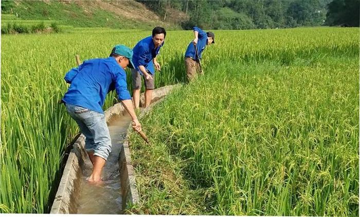 Đoàn viên chi đoàn Lũng Giềng nạo vét kênh mương nội đồng.
