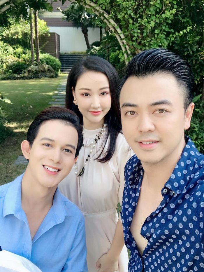 Mới đây, trên trang cá nhân, diễn viên Maya đăng hình chụp cùng MC Tuấn Tú và Quang Anh. Cô viết: “Gia đình hạnh phúc như thế này mà vẫn không thích thì thích gì nhỉ?”. Maya cho biết hiện cô sinh sống tại Hà Nội để tiện cho việc học của của con gái. Người hâm mộ hy vọng sau Về nhà đi con cô xuất hiện nhiều hơn trên các dự án phim truyền hình. 