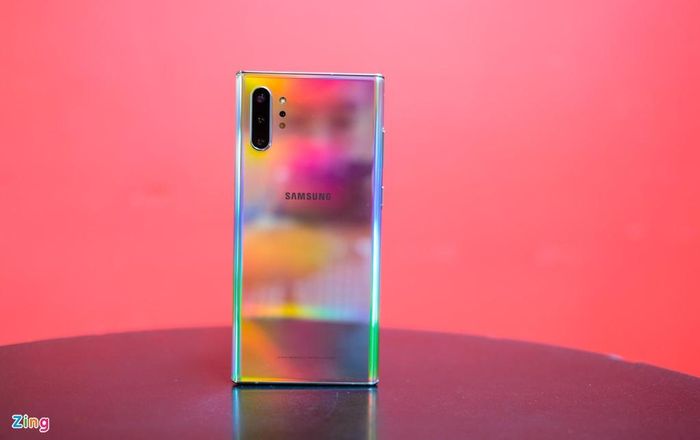 “Bên mình đang bán Galaxy Note10+ 5G rẻ hơn 7 triệu đồng so với hàng chính hãng. Máy được nhiều khách hàng chọn mua vì mức giá dễ chịu”, đại diện một cửa hàng trên đường Hoàng Văn Thụ (quận Tân Bình, TP.HCM) chia sẻ.