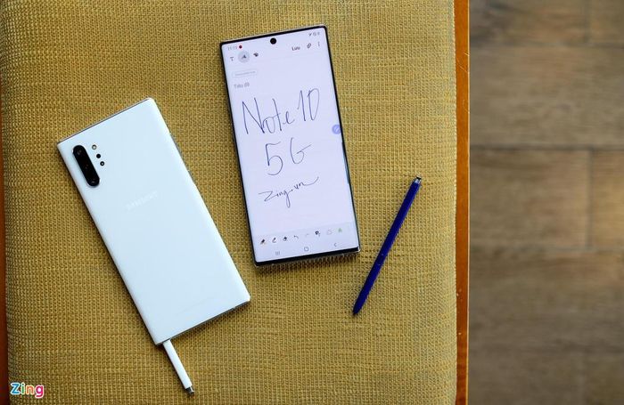 Galaxy Note10+ 5G sở hữu màn hình 6,8 inch, độ phân giải 2K. Màn hình của máy hỗ trợ đồng thời video HDR10+ và vân tay siêu âm.