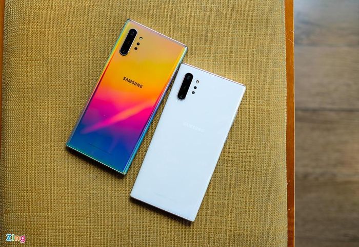 Galaxy Note10+ 5G đang được bán tại Việt Nam với 2 phiên bản màu sắc gồm trắng và gradient. 