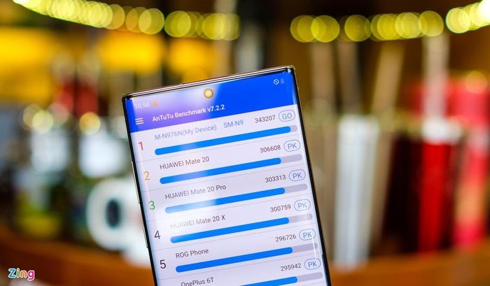 Điểm hiệu năng Antutu của Galaxy Note10+ 5G đã lập một kỷ lục mới, lên mức hơn 343.000 điểm, cao hơn cả Huawei Mate 20 Pro và ROG Phone. Ở thị trường Hàn Quốc, Samsung trang bị chip Exynos 9825 cho Galaxy Note10+ 5G thay vì Snapdragon 855. Model này sở hữu RAM 12 GB và bộ nhớ trong 256 GB.