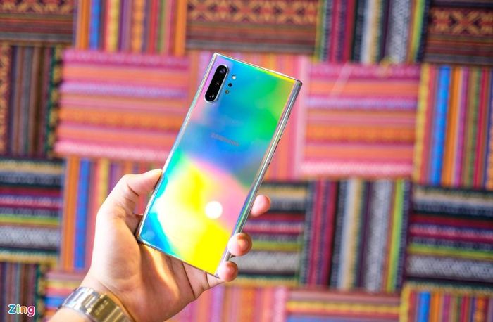 Galaxy Note10+ 5G vẫn có phiên bản màu gradient, thay đổi nhiều màu sắc khác nhau theo độ nghiêng.