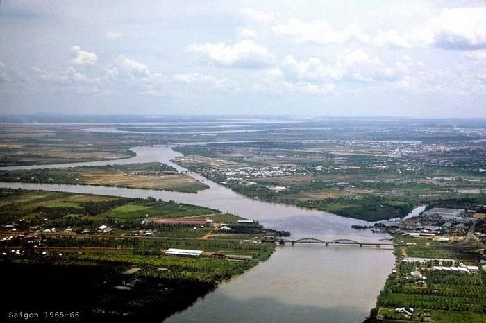 Từ năm 1960 về trước cầu đường sắt Bình Lợi cũ là cửa ngõ duy nhất bằng đường bộ nối liền Sài Gòn với vùng Thủ Đức, Biên Hòa... Ảnh: Internet 