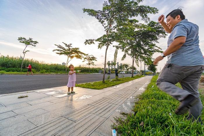 Ba và còn trai cùng nhau thả diều