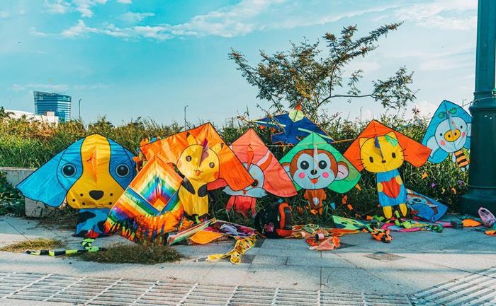 Các cánh diều dược bày bán gần khu vực bãi thả diều