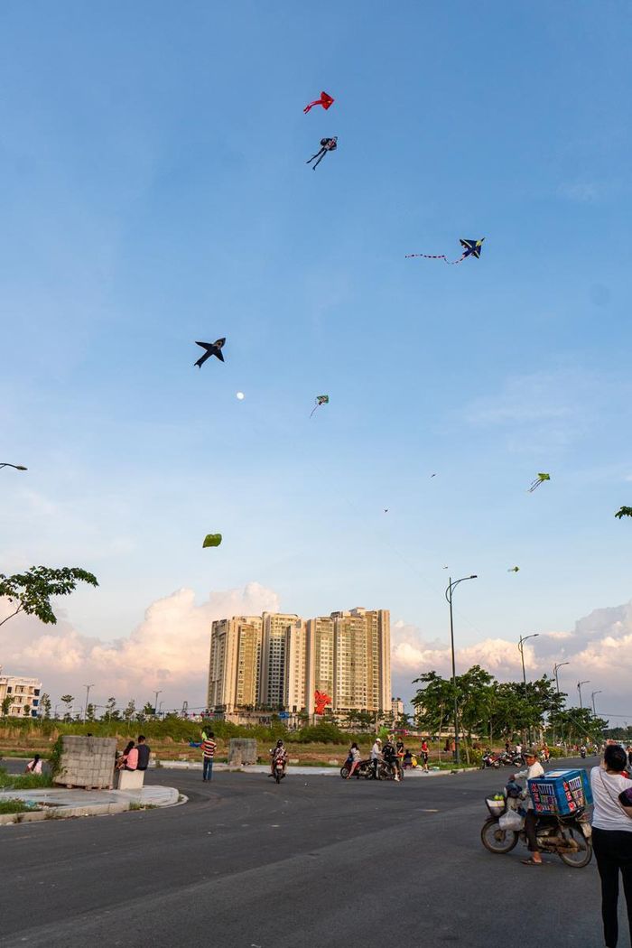 Một khoảng không vui nhộn với những cánh diều nhiều màu sắc