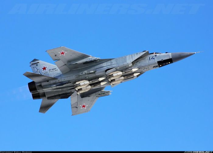 Hiện nay, MiG-31 đóng vai trò là tiêm kích đánh chặn chiến lược của Không quân Nga. Nó là quân "át chủ bài" dùng để tấn công tiêu diệt các máy bay ném bom chiến lược hoặc máy bay báo động sớm của đối phương bằng tốc độ nhanh và vũ khí cực mạnh - tên lửa không đối không R-33 có tầm bắn 304km. Nguồn ảnh: Airliners.net
