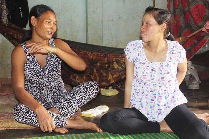 Chị Thít (bìa phải) và chị Bring trao đổi về cách tuyên truyền, vận động nói không với nạn tảo hôn, hôn nhân cận huyết thống. Ảnh: N.G