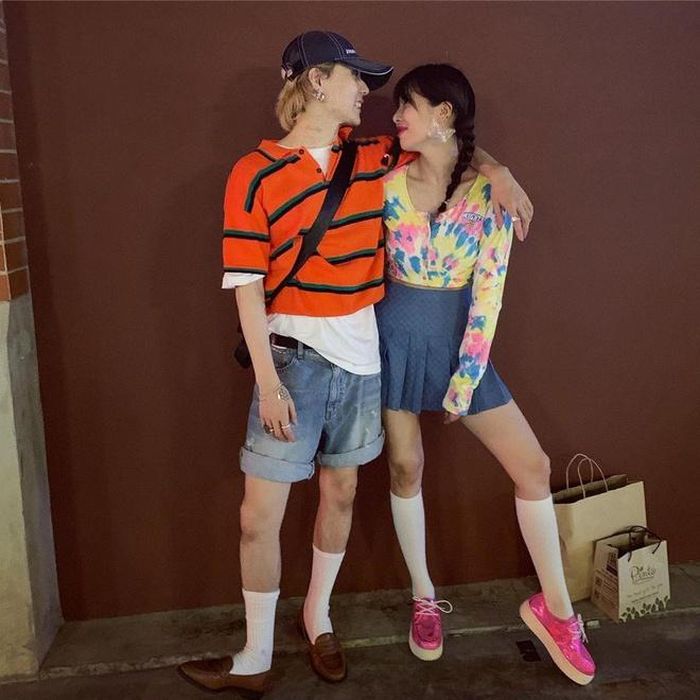 Sau khi công khai chuyện hẹn hò, HyunA và đàn em E'Dawn gặp không ít sóng gió. Cả hai bị cho là đã phụ lòng người hâm mộ, phản lại công ty chủ quản vì phát ngôn hoàn toàn ngược lại với thông báo trước đó của công ty. Kết quả là đôi trẻ "khăn gói" rời khỏi Cube Entertainment, bắt đầu cuộc sống ngọt ngào của những người đang yêu một cách thoải mái, tự do. Nhờ vậy, HyunA - E'Dawn thường xuyên đăng ảnh tình từ lên Instagram. Ảnh: Instagram NV.