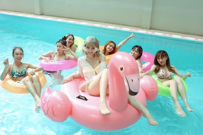 Hari Won vừa nhí nhảnh, vừa sexy với bikini sắc vàng và mái tóc bạch kim cùng hàng loạt phụ kiện đắt tiền đi kèm. Ảnh: FBNV.