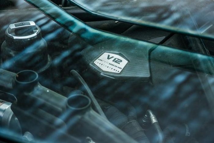 Aventador mang trên mình thiết kế góc cạnh, mạnh mẽ thay cho nét “mềm” của đàn anh Murcielago. Thừa hưởng thiết kế cửa cắt kéo kèm với những đường nét có phần góc cạnh, Aventador hầm hố hơn rất nhiều so với mẫu xe Huracan cấp dưới. Trên phiên bản 50th anniversario, phần cản trước của xe được thiết kế lại với các hốc tản nhiệt liền mạch và rộng hơn thay vì bản coupe.