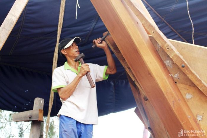 Hàng trăm thợ đóng tàu chuyên nghiệp cũng không có việc làm khi nhu cầu đóng mới không còn cao. Ảnh: Việt Hùng