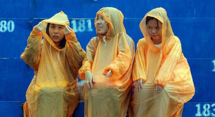 Khán giả B.Bình Dương đội mưa ủng hộ đội nhà. Ảnh VPF.